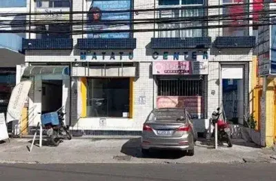 Loja comercial no matatu center com fachada voltada ao fluxo intenso da avenida principal, posiciona