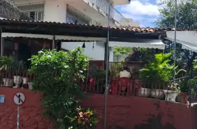 Vendo casa residencial e comercial, 5 quartos + 3 dependências, localização excelente