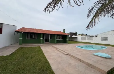 Excelente casa de 03 dormitórios com piscina e 600m² de terreno