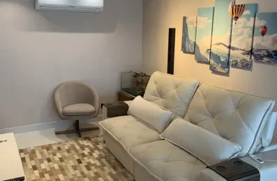 Decorado e mobiliado com arquiteta. andar alto. varanda com vidro.