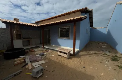 Linda casa linear a pouquíssimos metros da praia em unamar!!