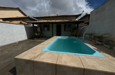 Aconchegante imóvel disponível em condomínio próximo a praia e a 100m da rodovia!