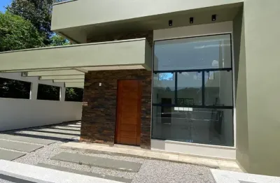 Casa dos sonhos em Forquilhas – 3 Dormitórios, Suíte, Piscina, Quintal e 2 Vagas para Viver com Conforto!