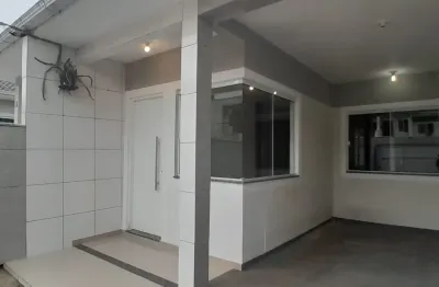 Casa com espaço e conforto com 2 quartos, 2 vagas de garagem  em palhoça