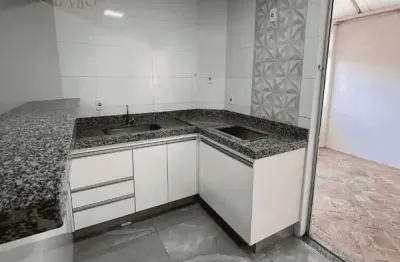 Apartamento á venda, com 2 dormitórios, sala de jatar e estar, quintal privativo e vaga de garagem.