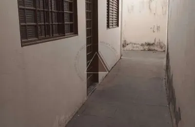 Casa à venda com, 2 dormitórios, 2 vagas cobertas, portão eletrônico, sala de tv e estar, no bairro