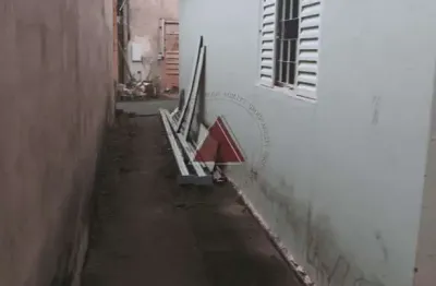 Casa à venda com, 2 dormitórios, 1 banheiro, sala, cozinha, lavanderia, 3 vagas, espaço para amplia