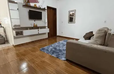 Casa à venda com, 2 dormitórios, 1 banheiro, 4 vagas garagem, varanda, sala tv e jantar, no bairro