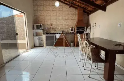 Casa à venda com 2 dormitórios, banheiro social, piscina, fogão a lenha e churrasqueira, no airro: