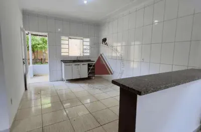 Casa à venda com 2 dormitórios, banheiro social, sala de tv e jantar, lavanderia, quintal, 3 vagas