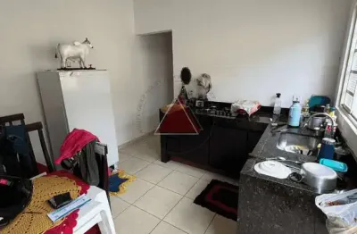 Casa à venda, com  2 dormitórios, banheiro, sala de tv e jantar, cozinha com armários  planejados,