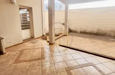 Sobrad á venda com 4 dormitórios (2 suítes), áreas amplas, moveis planejados, escritório. bairro vi