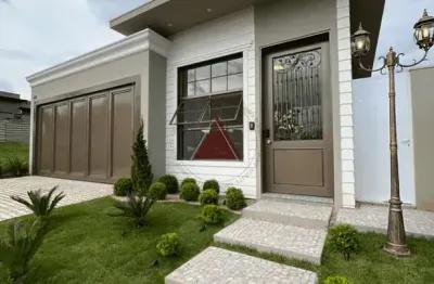 Casa à venda com 3 suítes, salas de tv, jantar e estar, cozinha, área gourmet com piscina e 3 vagas