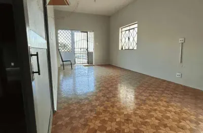 Casa para locação com, 3 dormitórios, 3 salas, 5 vagas de garagem, quintal grande, no centro, franc