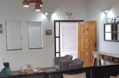 Sobrado à venda com, 3 dormitórios, 1 suíte, 3 vagas de garagem, churrasqueira, varanda, no bairro