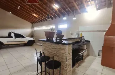 Casa à venda com, 3 dormitórios, 3 banheiros, 4 vagas de garagem, churrasqueira, lavanderia, no bai