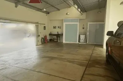 Barracão à venda com, 8 Vagas de Estacionamento, Armarios, Espaço Grande, Totalmente Regularizado,