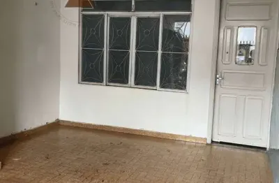 Casa à venda com, 2 Dormitórios, 1 Banheiro, 1 Vaga de Garagem, Quintal Grande, Porão, No Centro de