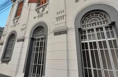 Comôdo para locação com, Copa, 2 Banheiros, Excelente visibilidade e fácil acesso, No Centro de Fra