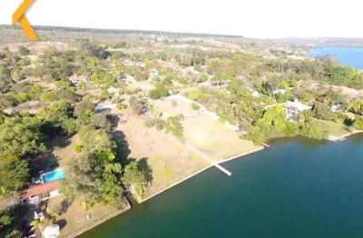 Terreno beira lago (ponta de picolé) em condomínio fechado no lago norte. inf.: (61) 9.8300-2010.