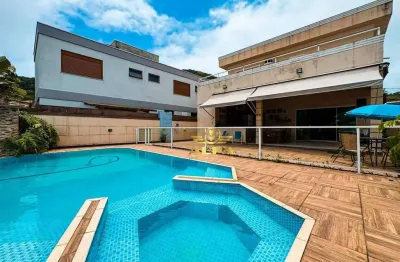 Casa reformada no condomínio pernambuco ii, guarujá – 4 suítes, gourmet, piscina e lazer completo | alfa imóveis guarujá