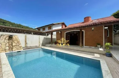 Casa com piscina, lareira e espaço gourmet no Jardim Pernambuco, próxima à Praia de Pernambuco – Alfa Imóveis Guarujá