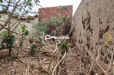 Terreno murado com portão excelente investimento em bairro com comercio, escola, e mercado.