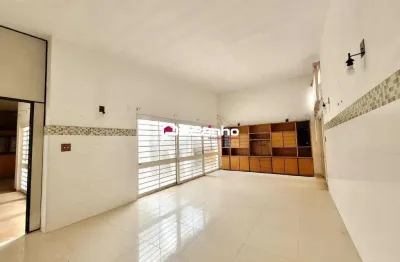 Imovel na área central de limeira, dispõe de 8 salas, 2 banheiros, cozinha, garagem para 4 carros.