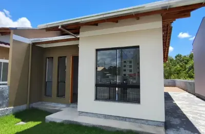 Casa no parque arapongas com 2 dormitórios, jardim, paver e fundos para área verde — r$ 315 mil