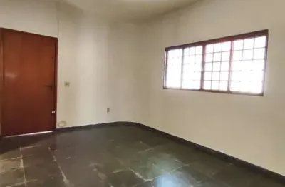 Casa ampla com 3 dormitórios (1 suíte) — conforto e espaço para sua família