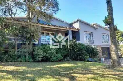 Casa mobiliada com amplo terreno, piscina e 8 vagas à venda no bairro cascata