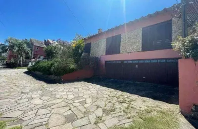 Casa espaçosa com suíte e ótima distribuição no bairro Vila Jardim