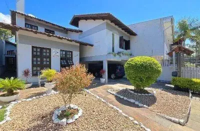 Casa à venda no bairro Camaquã, em Porto Alegre ? Ampla, aconchegante e bem localizada