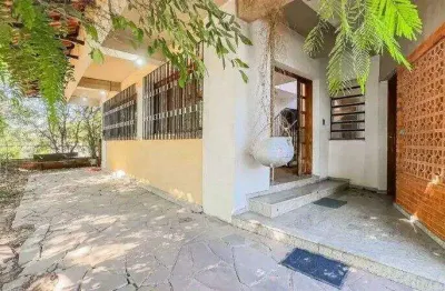 Casa ampla para alugar no bairro vila ipiranga em porto alegre
