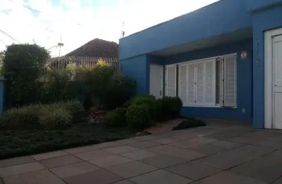 Casa ampla com quintal e 3 dormitórios para alugar no bairro chácara das pedras