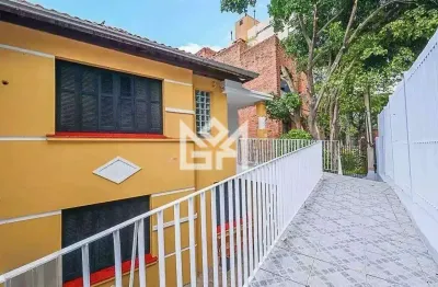 Aluguel de casa residencial em Petrópolis (Porto Alegre) — 6 quartos, quintal e gramado