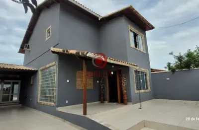 Casa duplex de alto padrão na quadra da praia - um paraíso à beira-mar!