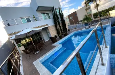 Casa de alto padrão no condomínio alphaville litoral norte ii.