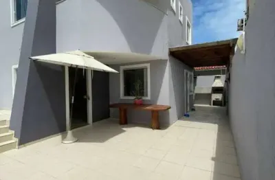 Casa mobiliada, excelente oportunidade para quem busca conforto e praticidade em uma localização privilegiada.