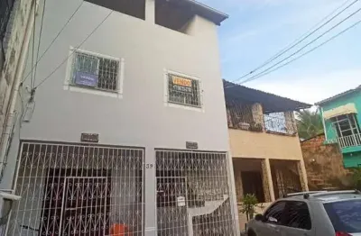 casa no primeiro 1º andar com 3/4 no centro de Lauro de Freitas - R$2.000,00.
