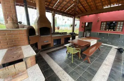 Chácara de fino acabamento, bem localizada, próximo portaria Saint James I.