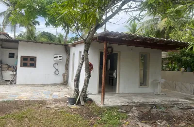Casa recém construída em mini condomínio outras três casas.