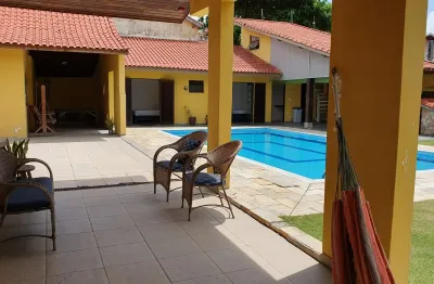 Casa espaçosa na praia com piscina e estrutura completa – pronta para morar ou investir