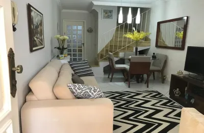 Sobrado reformado, pronto para morar, com 100 m² de área construída, oferecendo conforto e praticidade.