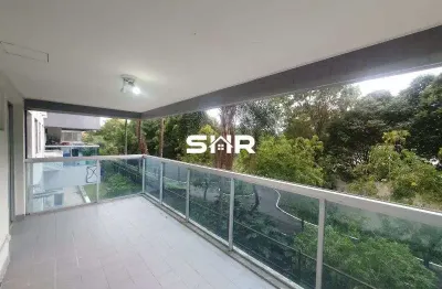 Apartamento original 2 quartos com dependência, sendo 1 suíte, com 90,50 m², varanda, cozinha, totalmente reformado, armários planejados nos quartos, banheiros e cozinha, andar baixo, 1 vaga de garage