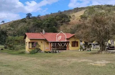 Chácara à Venda à 15 minutos do Centro – 2 casas | Área Gourmet | Terreno Arborizado