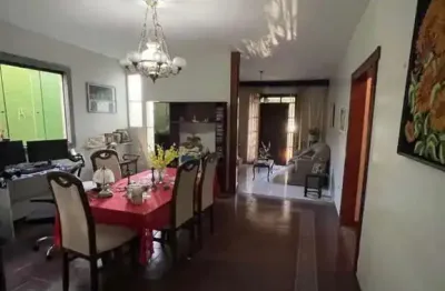 Casa à venda no centro de campos – 5 quartos, varanda e localização privilegiada!