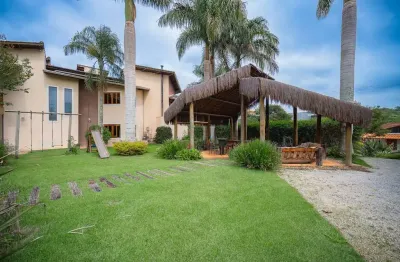 Mansão porteira fechada com 800 m² de construção com 5 quartos, sendo 3 suítes – lazer de resort no