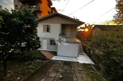 Casa à venda com 3 dormitórios, 2 vagas,  Medianeira, Caxias do Sul, RS