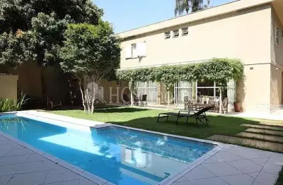 Casa a venda  com 350m², 3 quartos e 5 vagas por RS 4.000.000,00 ou Aluguel de R$ 25.000,00